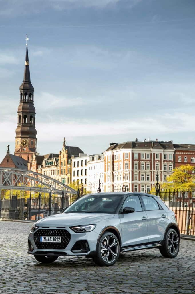 Frontale, fiancata e cerchi Audi A1 Allstreet Identity contrast grigio zinco perla- Audi Reggini concessionaria ufficiale per la provincia di Rimini e San Marino